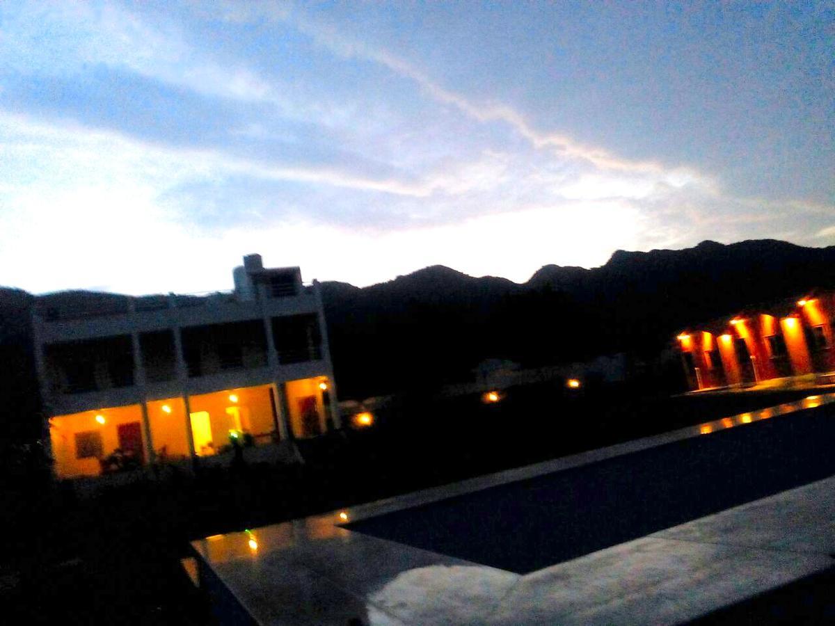 The Rustic Pines Udaipur Ngoại thất bức ảnh
